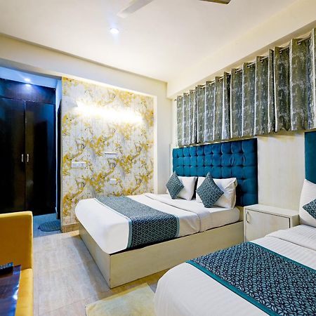 Hotel Skywood At Airport New Delhi Exteriör bild