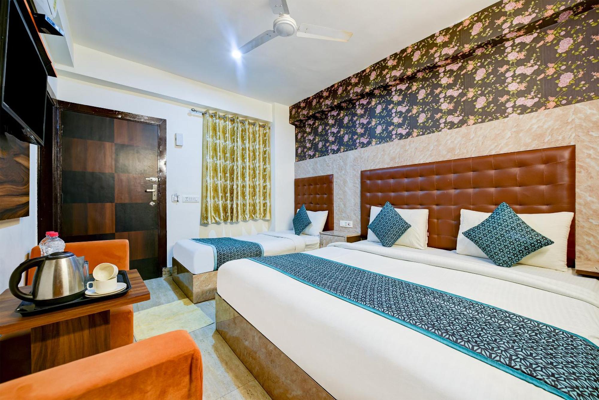 Hotel Skywood At Airport New Delhi Exteriör bild