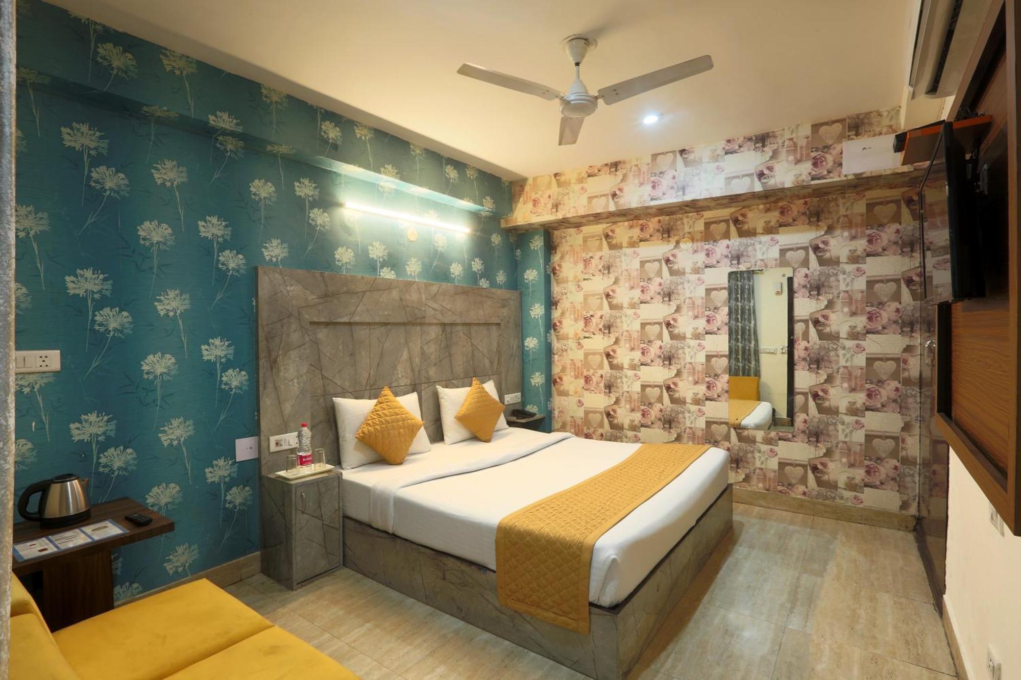 Hotel Skywood At Airport New Delhi Exteriör bild