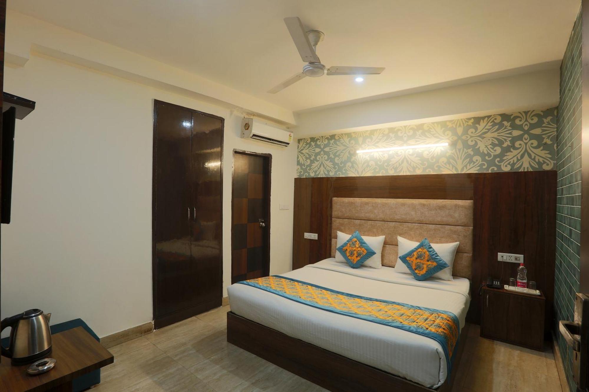 Hotel Skywood At Airport New Delhi Exteriör bild