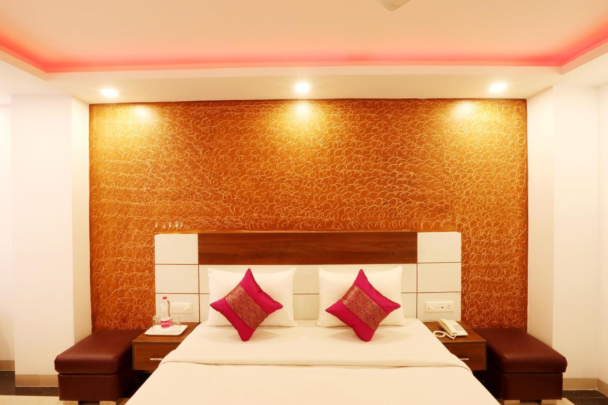 Hotel Skywood At Airport New Delhi Exteriör bild