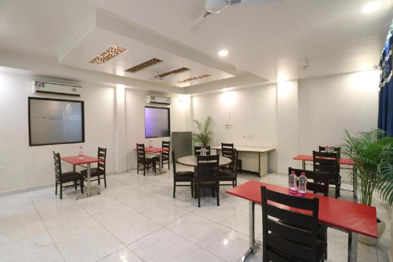 Hotel Skywood At Airport New Delhi Exteriör bild