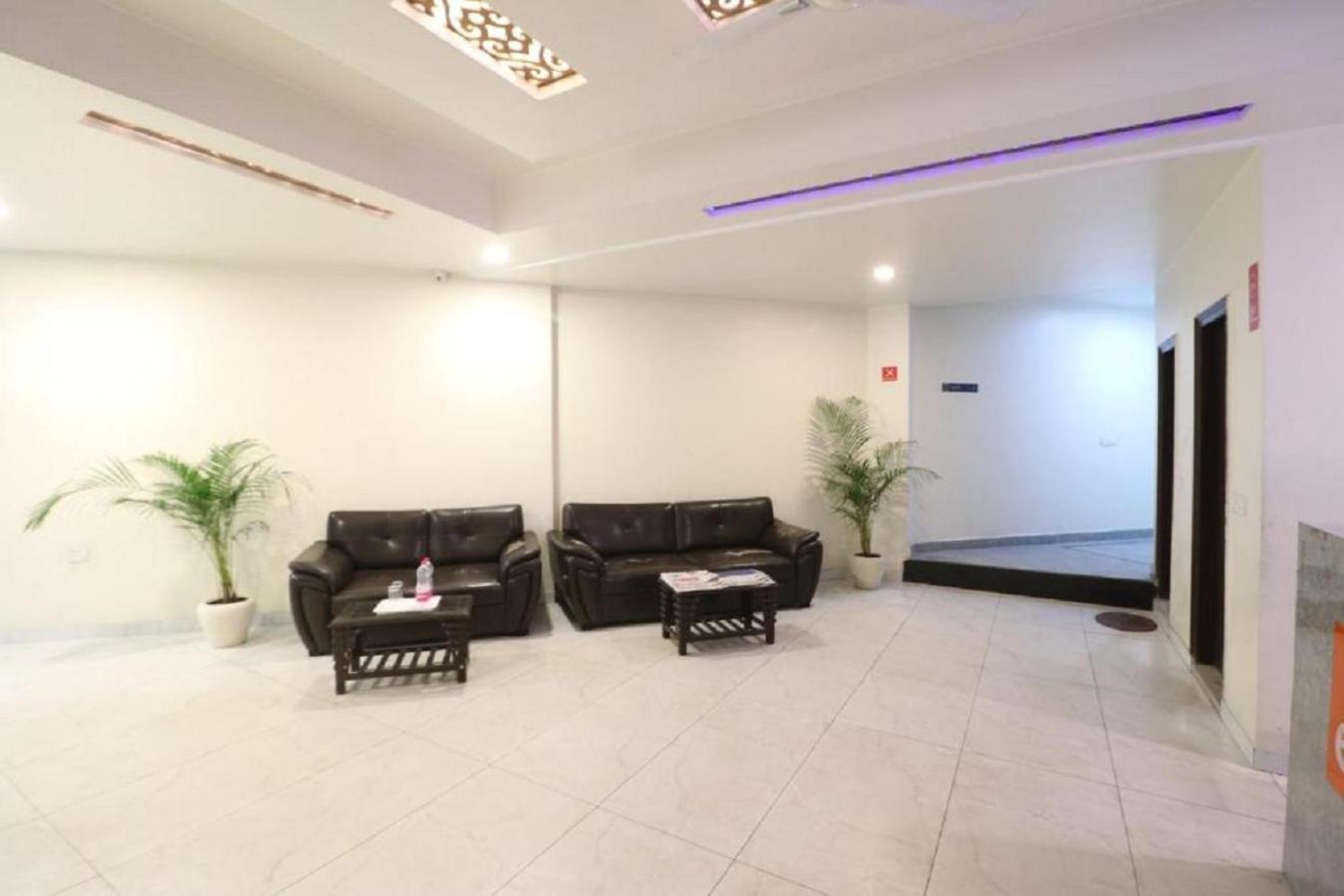 Hotel Skywood At Airport New Delhi Exteriör bild